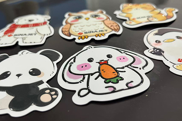 Mesa de corte digital com verniz UV localizado