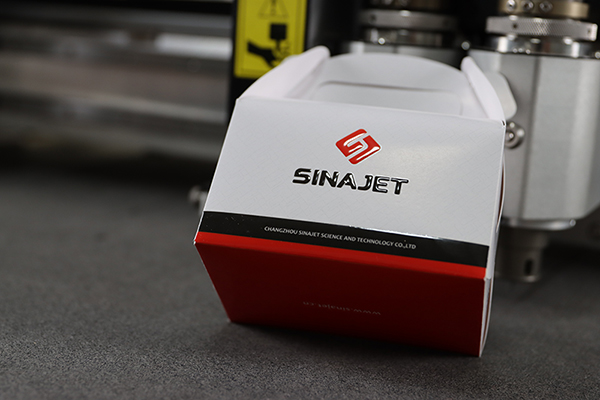 Mesa de corte digital com verniz UV localizado